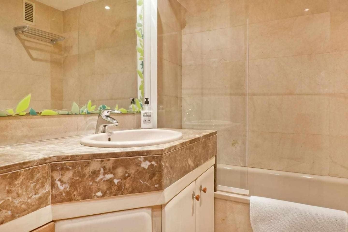 Appartement Comfortable 4 2bath W Balcony