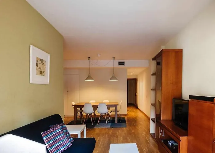 Comfortable 4 Rooms 2Bath W Balcony