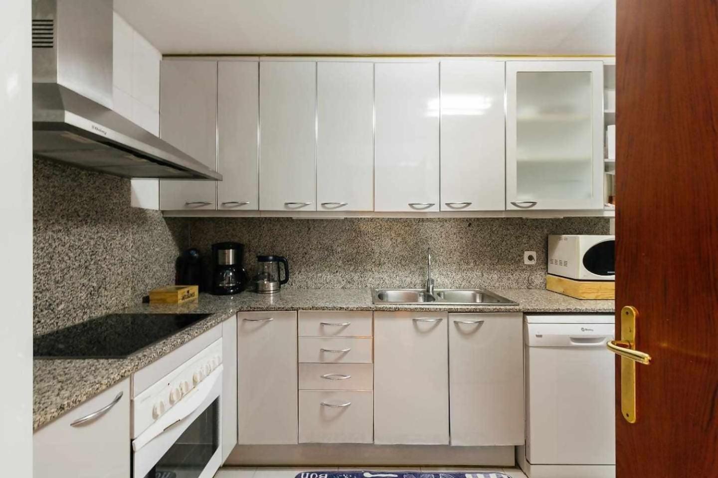 Apartment Comfortable 4 2bath W Balcony *