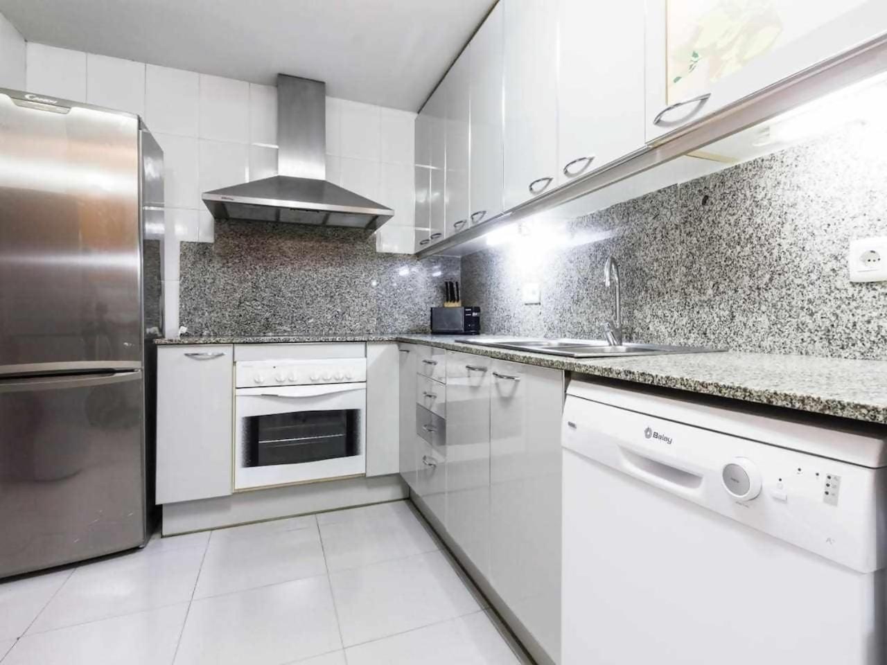 Comfortable 4 2bath W Balcony Barcellona