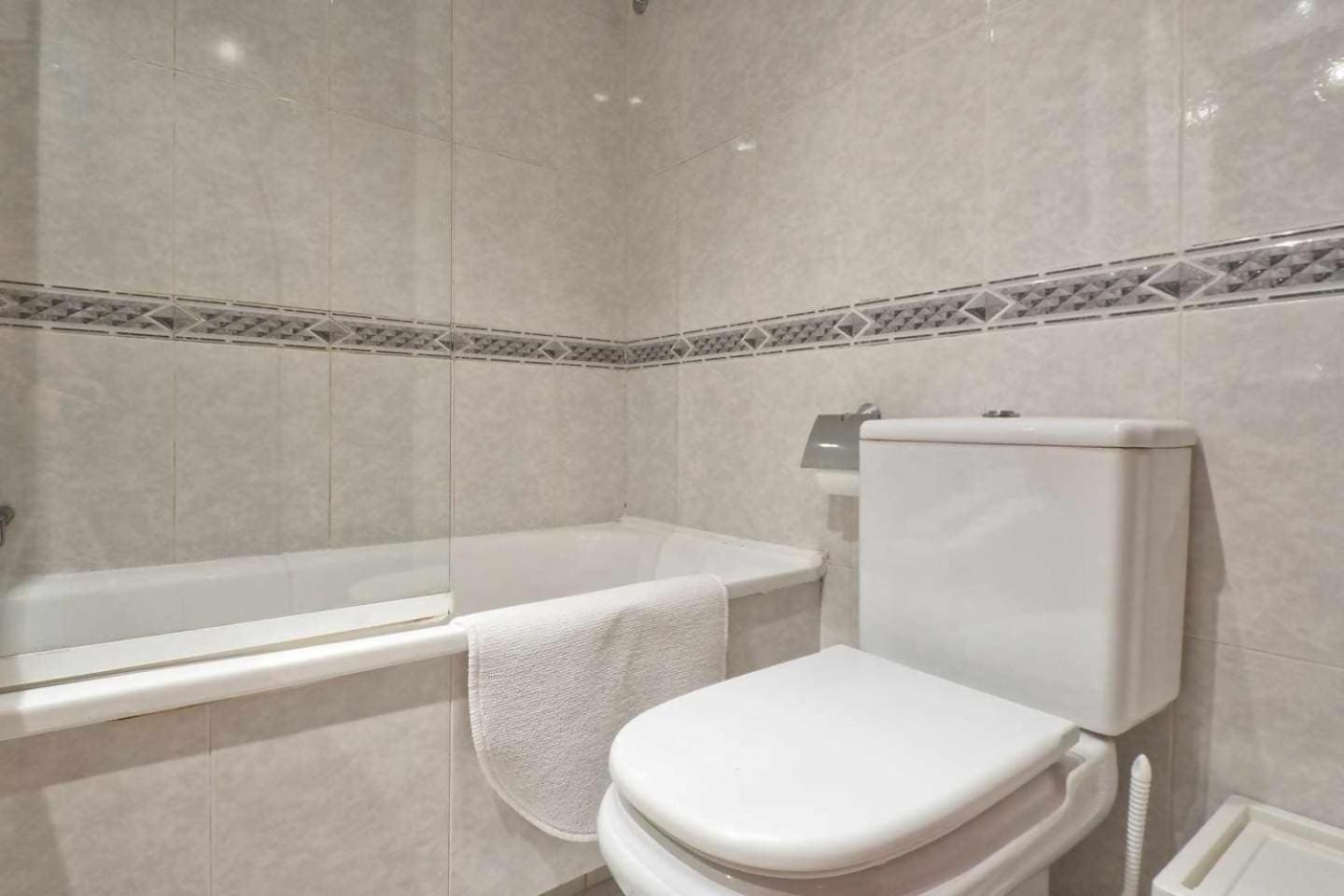 Comfortable 4 2bath W Balcony Apartment *