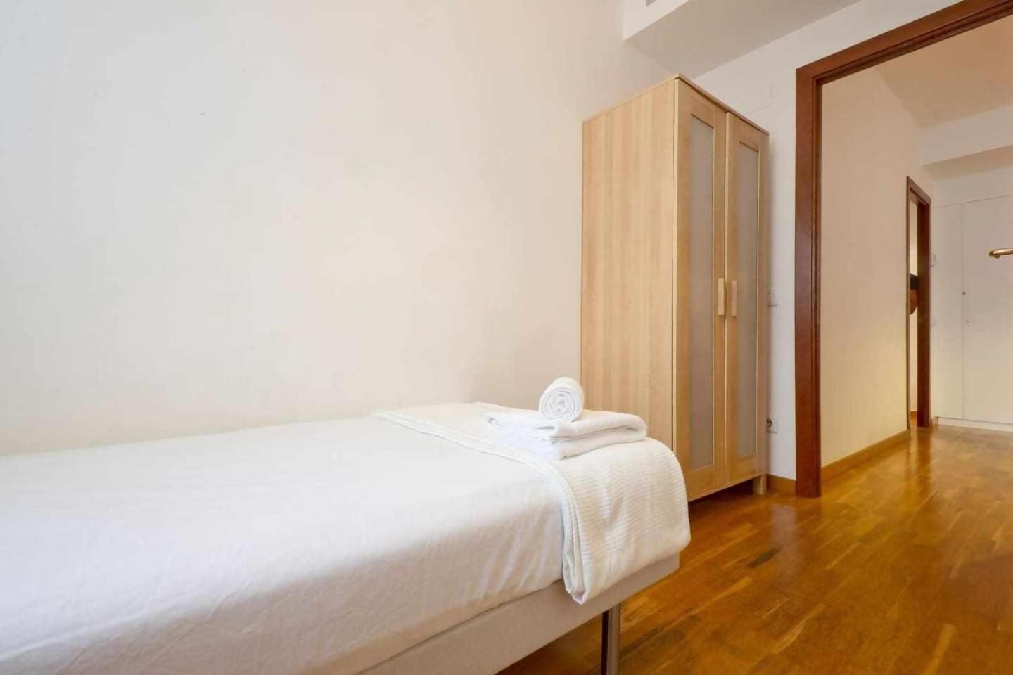 Comfortable 4 2bath W Balcony Apartment Barcelona