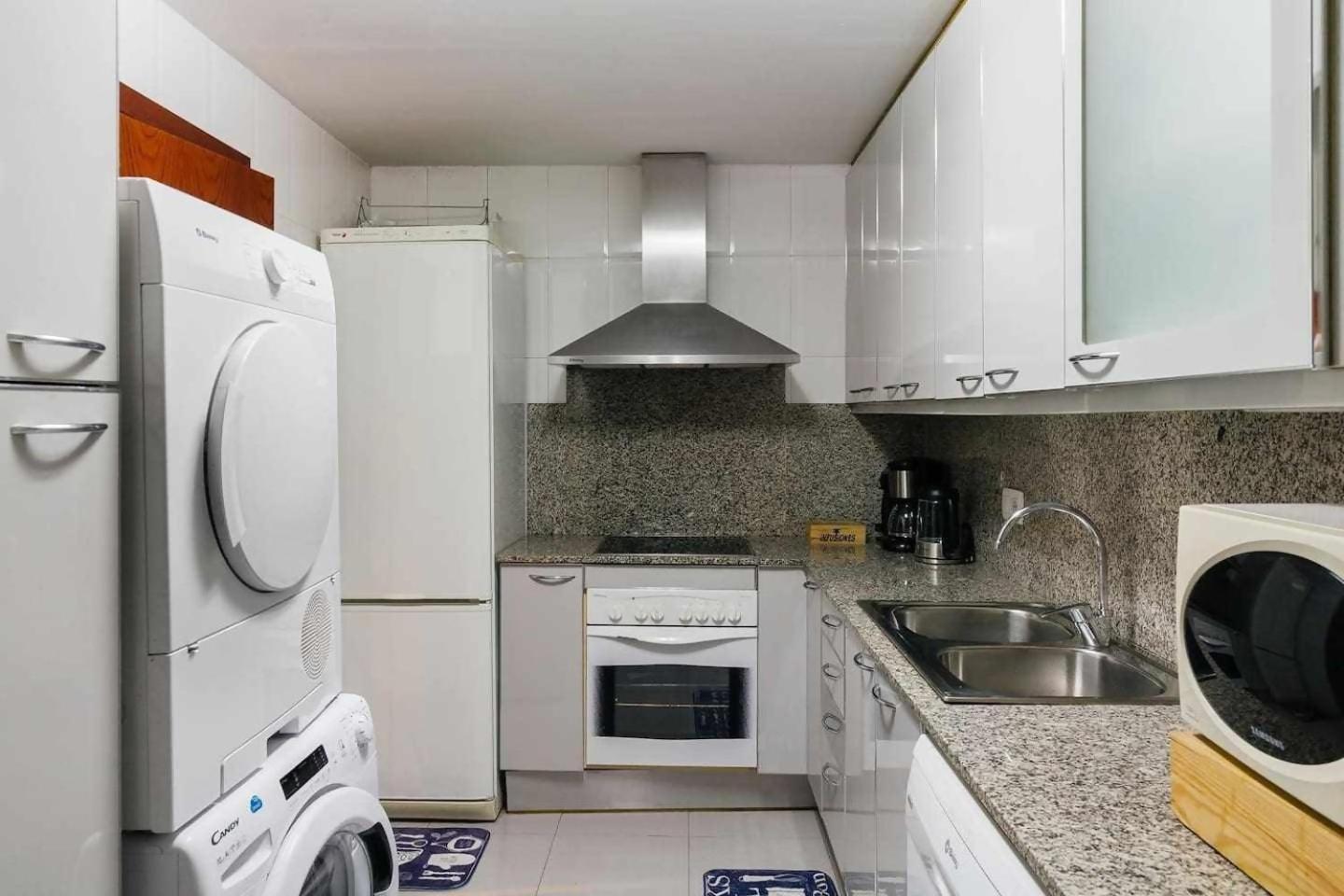 Comfortable 4 2bath W Balcony Appartement